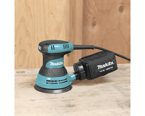 Makita Exzenterschleifer mit Staubbeutel auf einer Holzoberfläche
