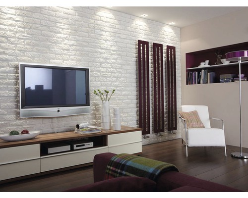 Wohnzimmer mit Ziegelwand, Fernseher, Kommode und Heizkörper