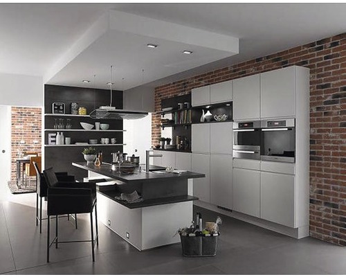 Helle Küche mit Kücheninsel, Einbauschränken und Backsteinmauer