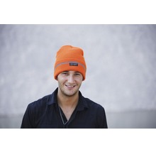 Porträt eines Mannes mit einer orangefarbenen Mütze