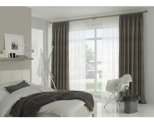 Helles Schlafzimmer mit Bett, Vorhängen und Tageslicht