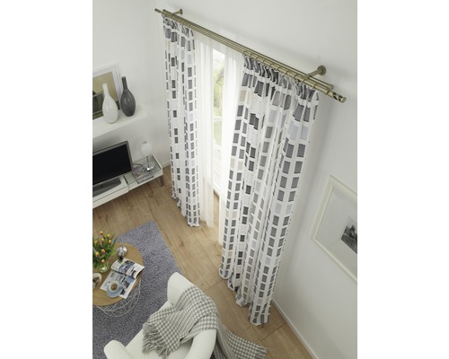 Wohnzimmer mit Gardinen mit geometrischem Muster und Vorhangstange