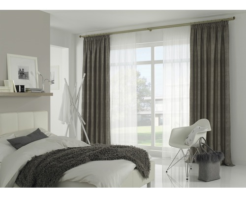 Helles Schlafzimmer mit Bett, Stuhl, Fenster und Vorhängen