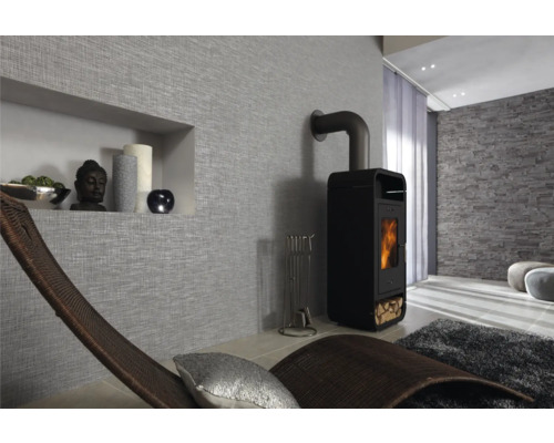 Wohnzimmer mit Kaminofen, Entspannungsliege und dekorativer Wandgestaltung