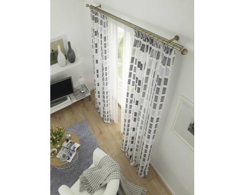 Wohnzimmer mit Fenster, Gardinen und Vorhang mit geometrischem Muster