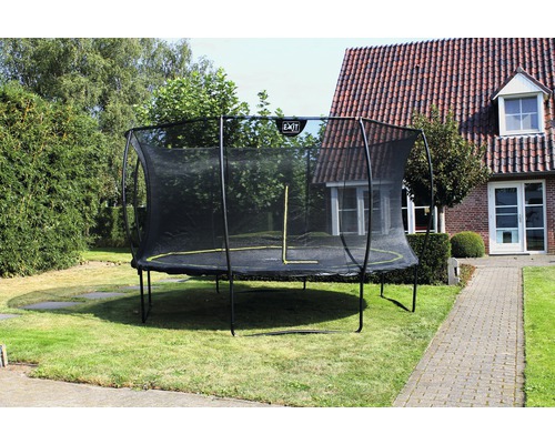 Trampolin mit Sicherheitsnetz im Garten