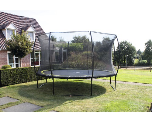 Rundes Gartentrampolin mit Sicherheitsnetz auf einer Rasenfläche