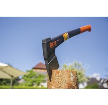 Axt von For Q steckt im Holzstamm.
