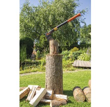 Holzspalter Axt auf einem Holzscheit im Garten