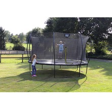 Trampolin mit Sicherheitsnetz und Kindern im Garten