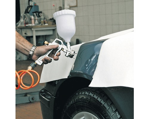 Lackierpistole im Einsatz an einem Auto