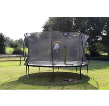 Gartentrampolin mit Sicherheitsnetz und springendem Kind