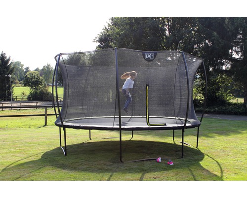 Gartentrampolin mit Sicherheitsnetz und springendem Kind