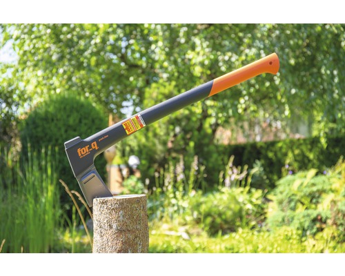 Axt auf einem Baumstumpf im Garten