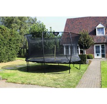Trampolin mit Sicherheitsnetz im Garten