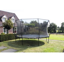 Rundes Gartentrampolin mit Sicherheitsnetz im Garten