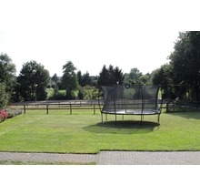 Trampolin im Garten mit Sicherheitsnetz