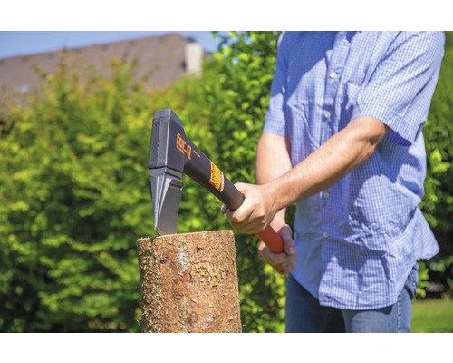 Mann spaltet Holz mit einer Spaltaxt der Marke for_q.