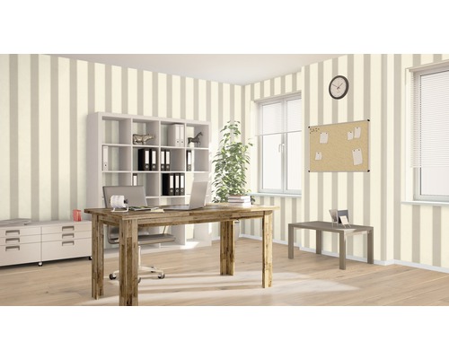 Büro mit Schreibtisch, Regal und gestreifter Tapete