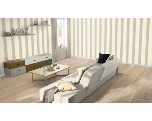 Heller Wohnraum mit gestreifter Tapete, Sofa, Tisch und Kommode