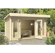 Holzgartenhaus mit Doppeltür und Fenstern im Garten