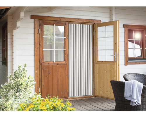 Holzgartenhaus mit offenstehender Tür und Insektenschutz