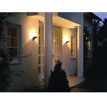 Hausfassade mit zwei Aussenleuchten in Kugelform