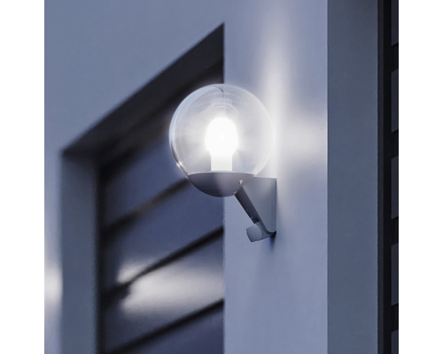 Leuchtende Kugelleuchte für den Außenbereich an einer Hauswand