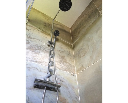 Duschsäule mit Kopf- und Handbrause im Badezimmer.