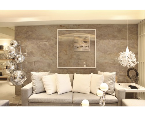 Wohnzimmer mit Sofa, Kissen, Lampe, Dekoration und Bild an der Wand