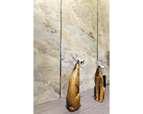 Dekorative Tierfigur vor einer Wand mit Fliesendekor