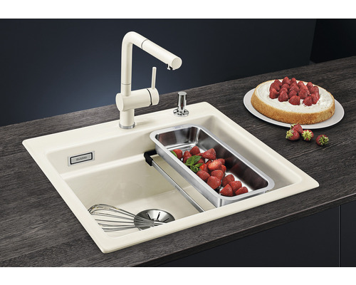 Spüle mit Armatur, Abtropfschale, Schneebesen und Erdbeerkuchen