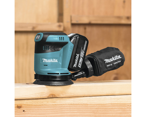Makita Akku-Exzenterschleifer auf Holzoberfläche