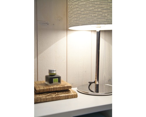 Dekorative Tischlampe auf einem Nachttisch mit Dekorationsartikel