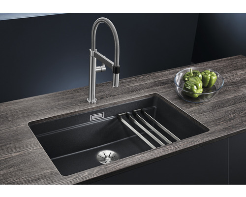 Spüle aus Granit mit Armatur auf einer Küchentheke