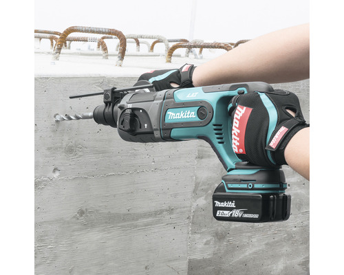 Makita Bohrhammer beim Bohren in eine Betonwand