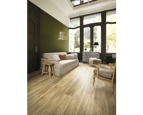 Helles Wohnzimmer mit Sofa, Sessel und Holzboden