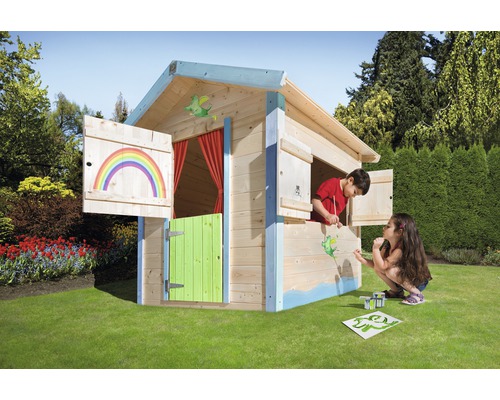 Spielhaus aus Holz mit Kindern beim Malen im Garten.