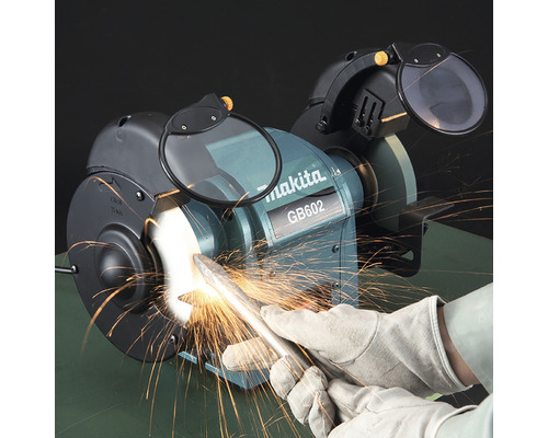 Makita Doppelschleifer GB602 beim Schleifen von Metall mit Schutzbrille und Handschuhen.