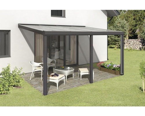 Terrassenüberdachung mit Gartenmöbeln auf Terrasse