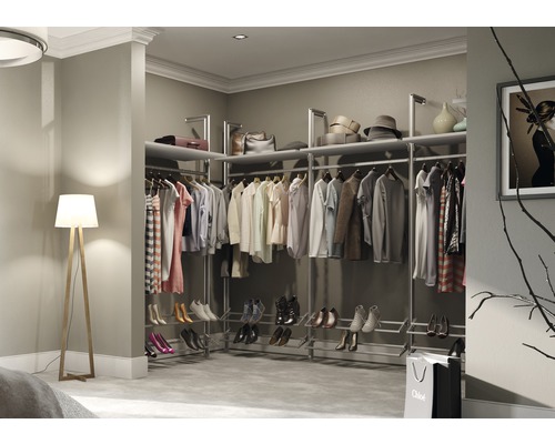 Begehbarer Kleiderschrank mit Kleidung, Schuhen und Accessoires im modernen Design.