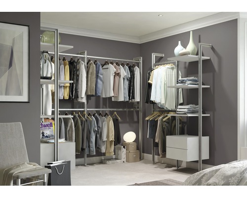 Begehbarer Kleiderschrank mit Regalen und Kleiderstangen in einem Schlafzimmer