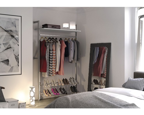 Schlafzimmer mit Kleiderständer, Kleidung, Schuhen, Spiegel und Dekorationsgegenständen