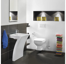 Modernes Badezimmer mit Waschbecken, Toilette und Spiegel