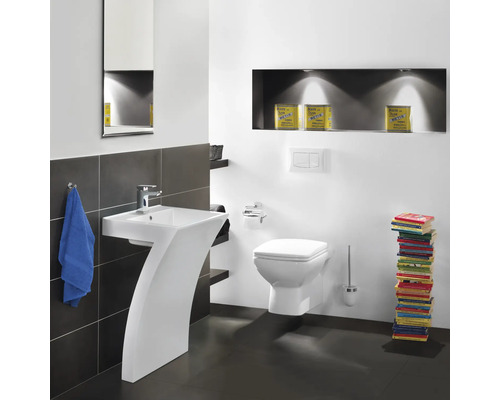 Modernes Badezimmer mit Waschbecken, Toilette und Spiegel