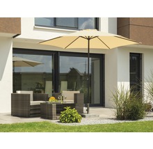 Szene mit Gartensitzgruppe und Sonnenschirm auf einer Terrasse