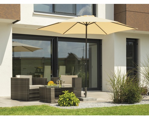 Szene mit Gartensitzgruppe und Sonnenschirm auf einer Terrasse