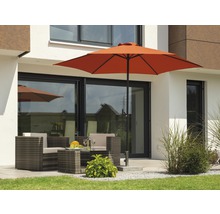 Terrasse mit Sonnenschirm, Rattansitzgruppe und Haus