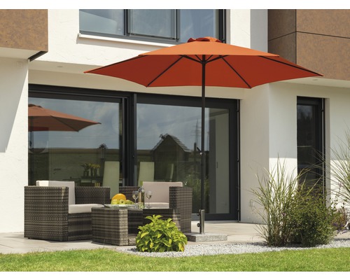 Terrasse mit Sonnenschirm, Rattansitzgruppe und Haus