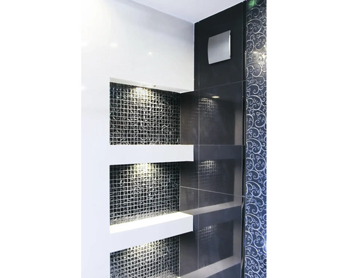 Badezimmerwand mit Mosaikfliesen und Regalen